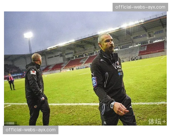 “球迷冲入场内干扰对方球员主罚关键任意球，涉事者被警方逮捕并禁赛”