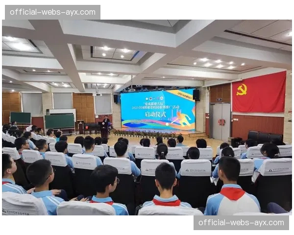 2026“全民足球”中超公益行首站走进成都，国脚与青少年互动。