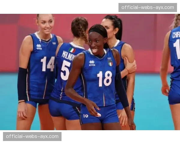 意大利球星埃格努在对阵土耳其比赛中右肩不适，中场休息后未再出场